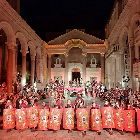 Апартаменти 2024 Newly Renovated Apt-5 Min Walk To Old Town