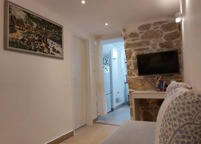 Cozy Apt-5 Min Walk To Old Town & Bacvice Lägenhet