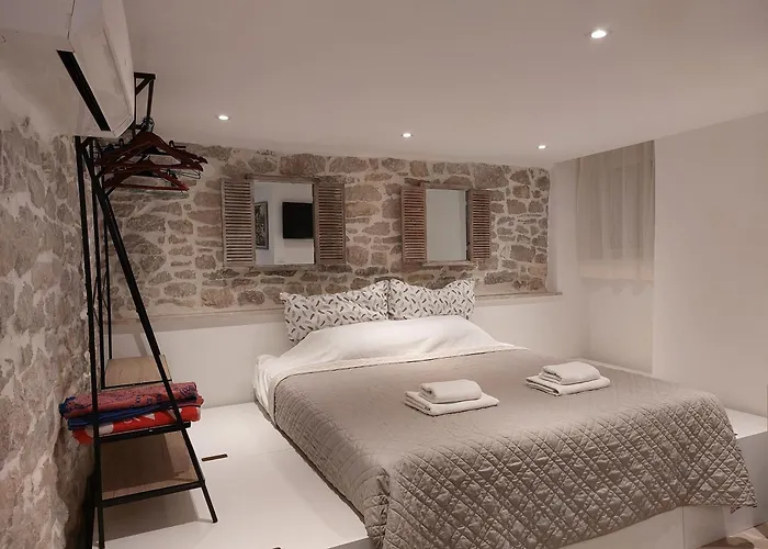 Cozy Apt-5 Min Walk To Old Town & Bacvice Lägenhet