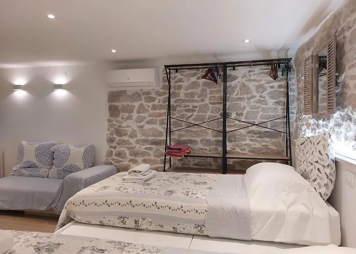 Cozy Apt-5 Min Walk To Old Town & Bacvice Lägenhet